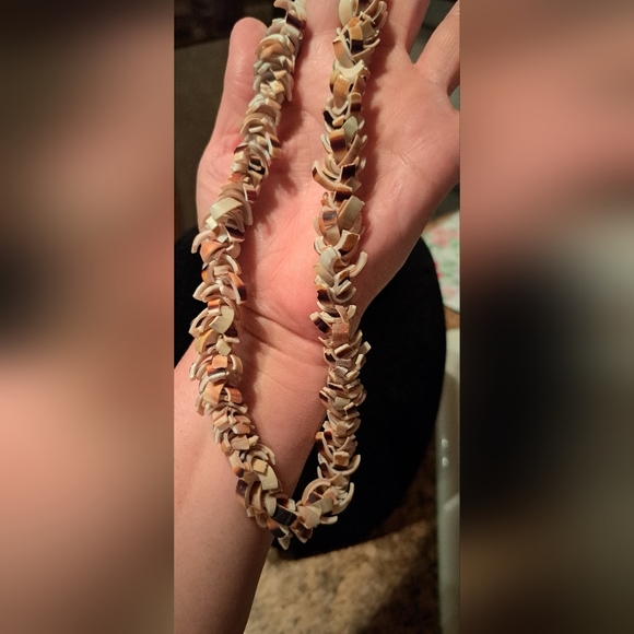 Vintage Beachy Handmade Cut Shell Necklace About 18inches Twist Clasp - Picture 3 of 6